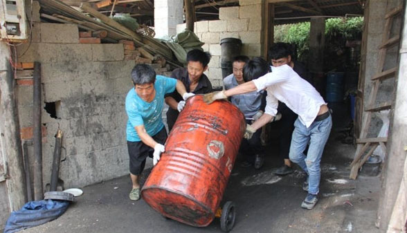 长沙岳麓区查处违法加工存储废机油14余吨