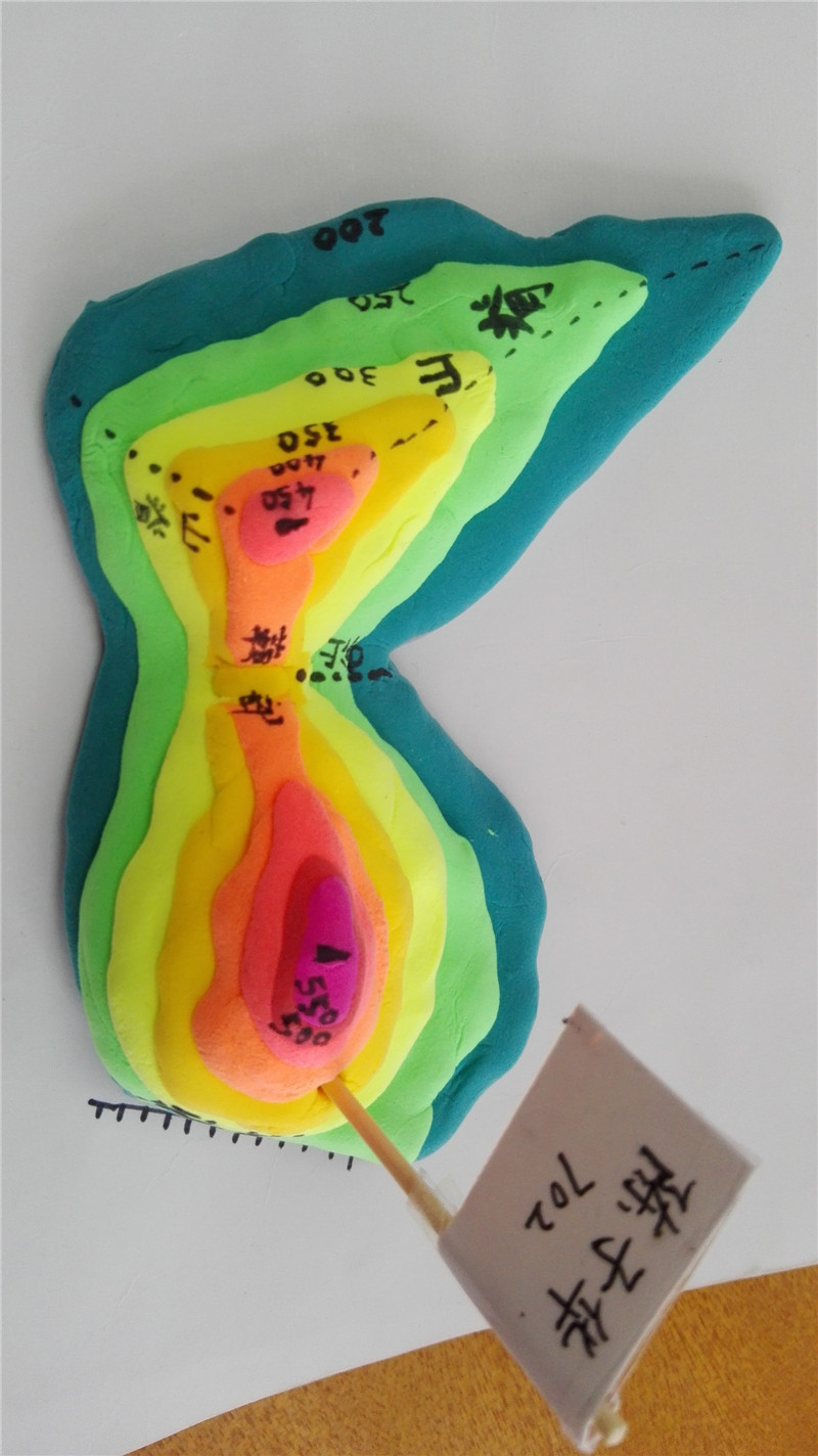 地理教研组组织学生开展制作橡皮泥等高线地形图活动