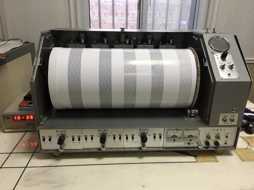 型地震记录器kj-1 型记录器是 dk-1 型中长周期地震仪配用的五笔记录