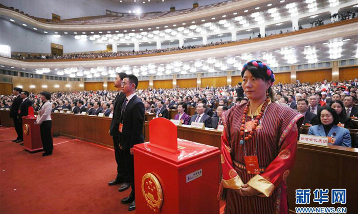 各族各界妇女的共同心声: 紧跟领路人 奋斗新时代1.jpg