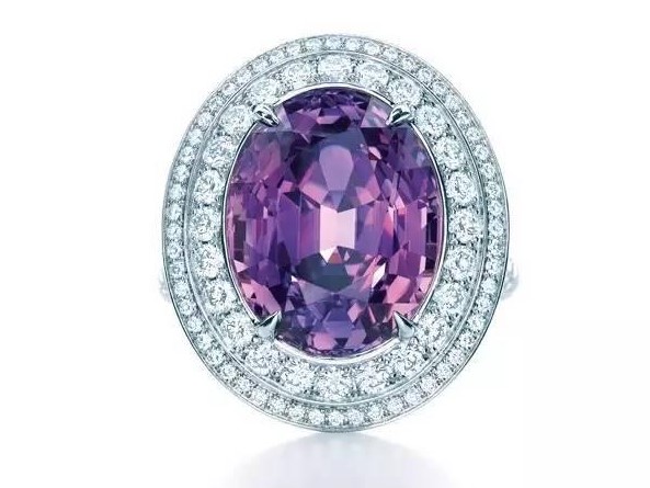 蓝宝石英文名sapphire,为蓝色之意,象征着忠诚,坚贞,慈爱和诚实,被