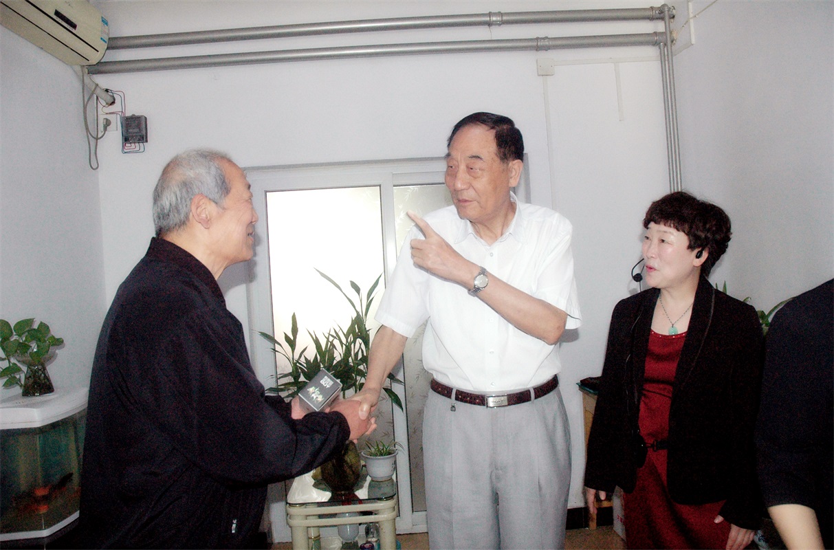 河南省敬老助老总会会长任克礼亲切和老人交谈