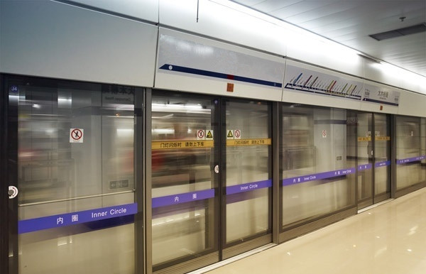 站台门系统的型式主要有:屏蔽门,全高安全门和半高安全门三种