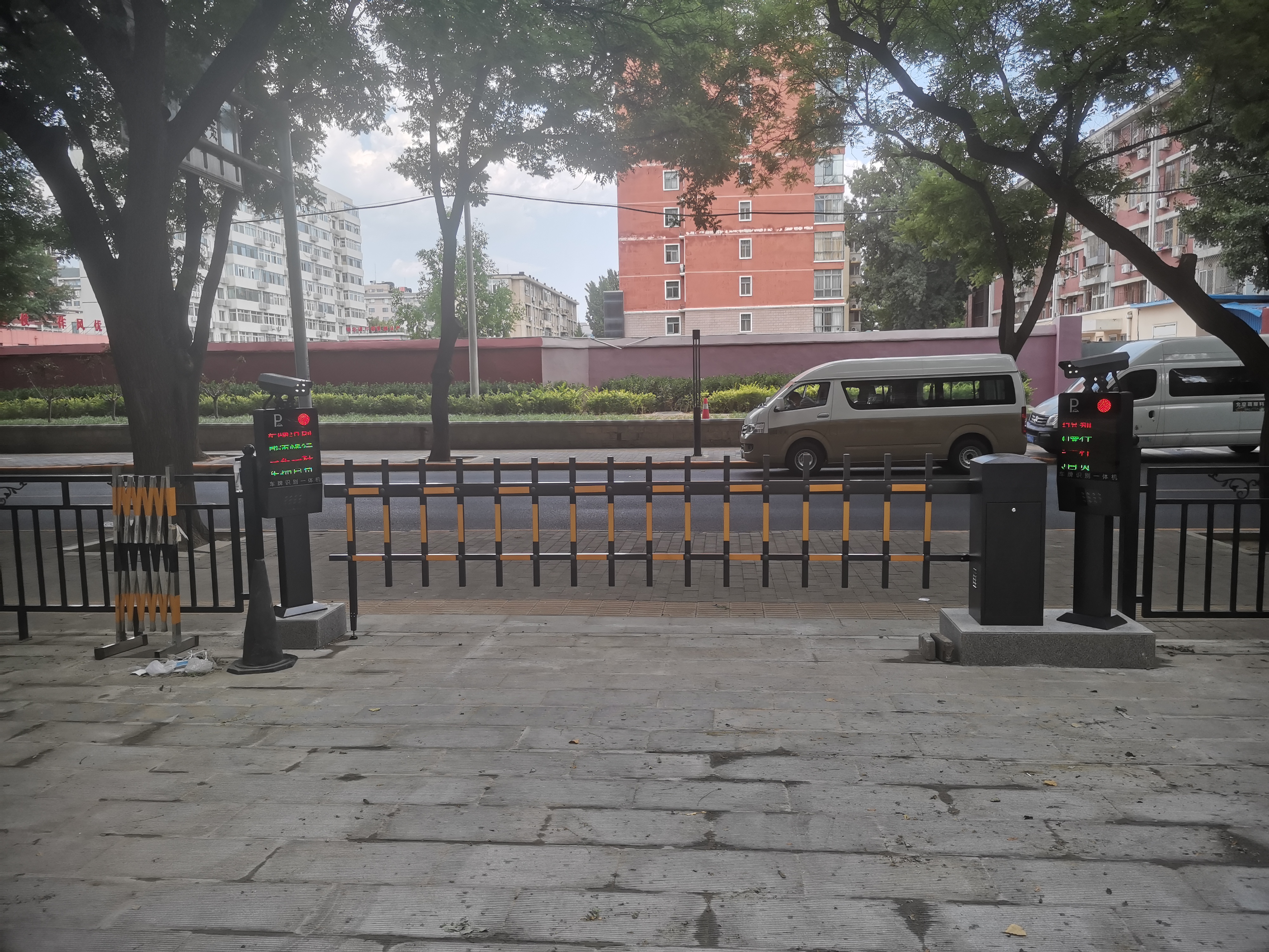 某部家属院（栅栏道闸+车牌识别）