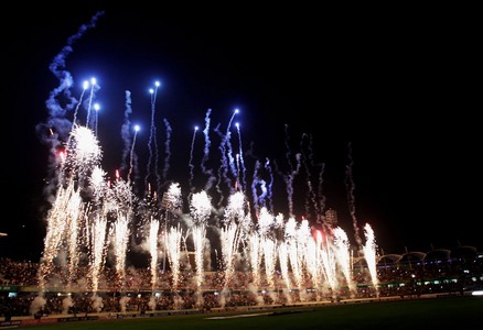 例如,彩烟属烟雾类;日景礼花,礼炮,高空伞,高空彩旗等属礼花弹类,统称