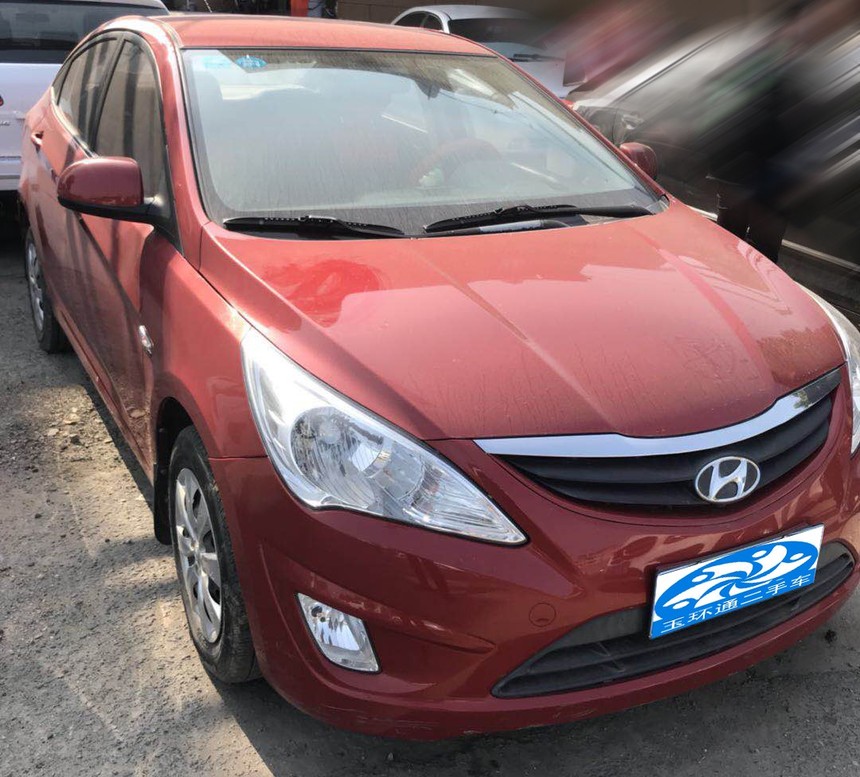 2011年现代瑞纳三箱小车