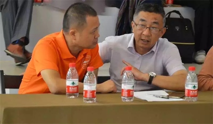 中礼董事长何思波(左)与云南英茂现代农业有限公司董事长王志坚