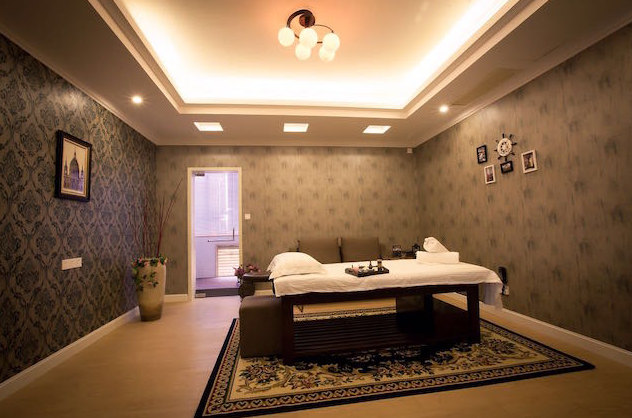 厦门柒玖玖spa美容会所包房内的按摩床