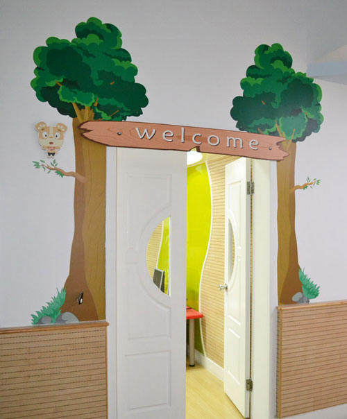 森林主题幼儿园教室门是连接儿童与教室的必要通道,装饰也是幼儿园