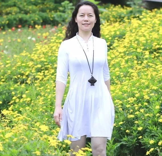 诗人金铃子:我躲进一朵荷花中