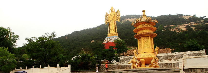 磴山寨风景区,位于岚山区虎山镇境内,为省级森林公园和国家aaa级