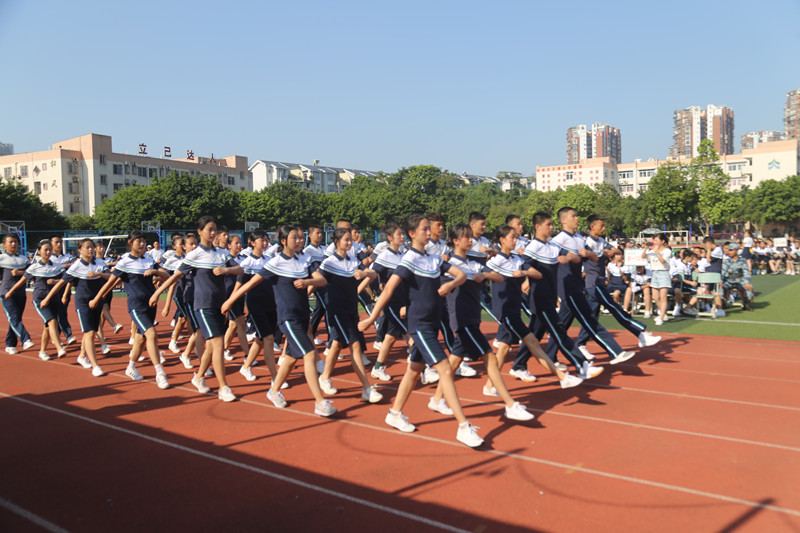 泸州市天立学校隆重举行2018年新生军训汇报表演