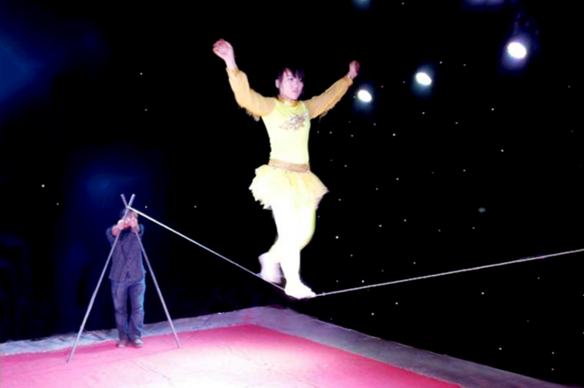 泉州杂技《独轮车走钢丝》