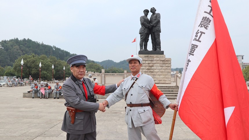 沈萍,带领我们一起唱响红歌《映山红,嘹亮歌声在会师广场久久回荡