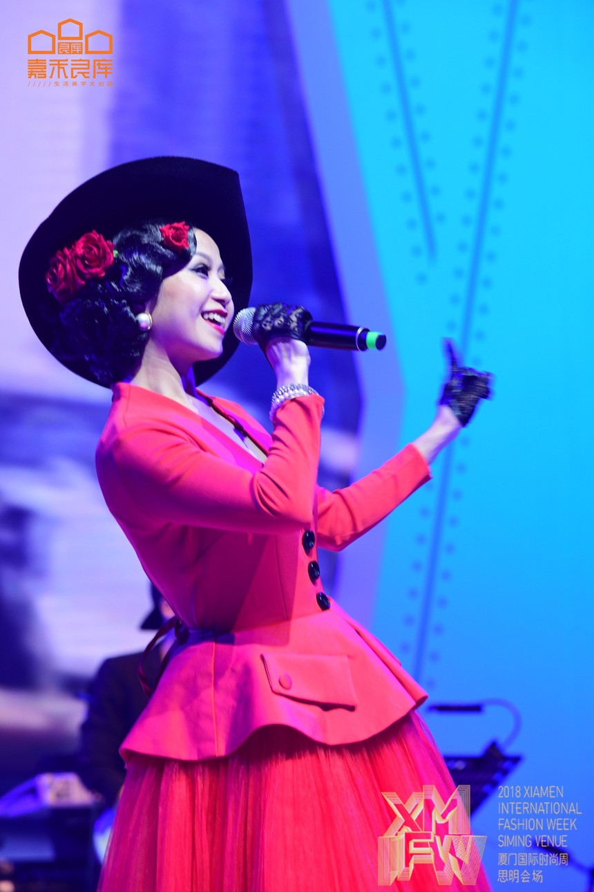 歌手林雅参加厦门嘉禾良库时间剧场音乐会演唱