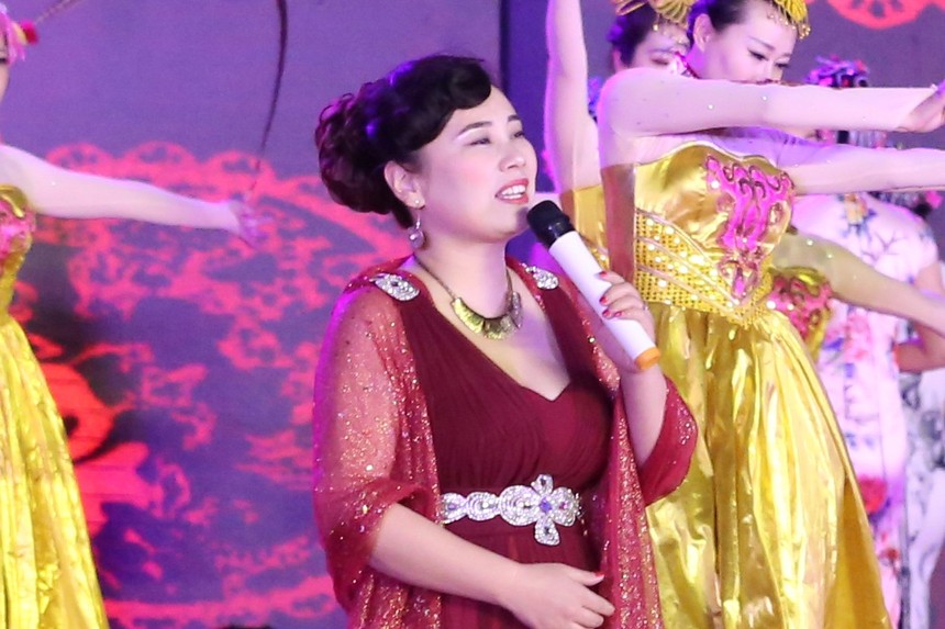 歌唱家刘诗雨参加2019中国海峡大舞台春晚演唱开场曲