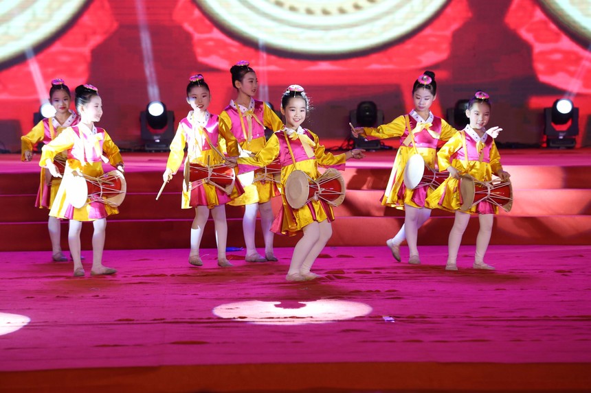 少儿舞蹈小小长鼓琴2019中国海峡大舞台春晚表演