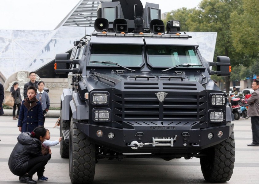 太凶猛了:中国多地特警配强悍剑齿虎防暴战车