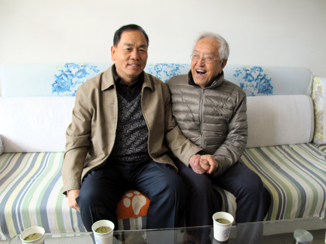 4拜访原54师老首长照片》(一)        照片5 :同89 岁杨广顺副师长