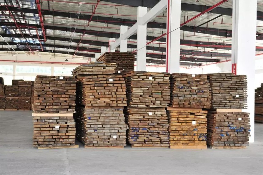 品质主管何先生说,养生房中的木材是这样堆叠的,木材之间有垫木
