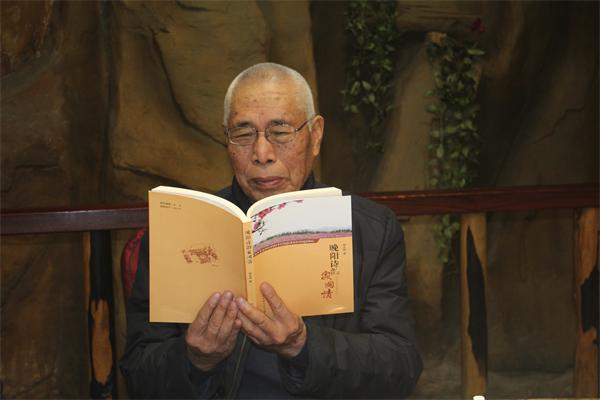 杨长明老人每天都拿出一定的时间学习看书.