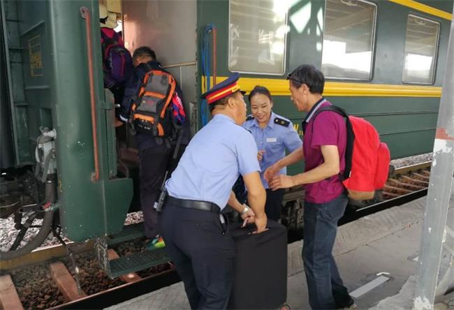 北京车务段y201/448次旅游列车:一路欢笑一路歌
