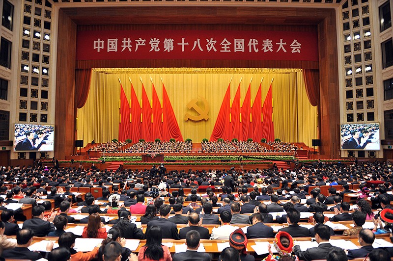 党的十五大确定我国的基本经济制度后,党的十六大提出"毫不动摇地巩固