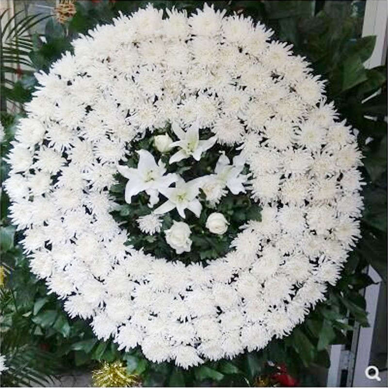 *  三脚架:挂住花圈,高度可通过绳子调节.