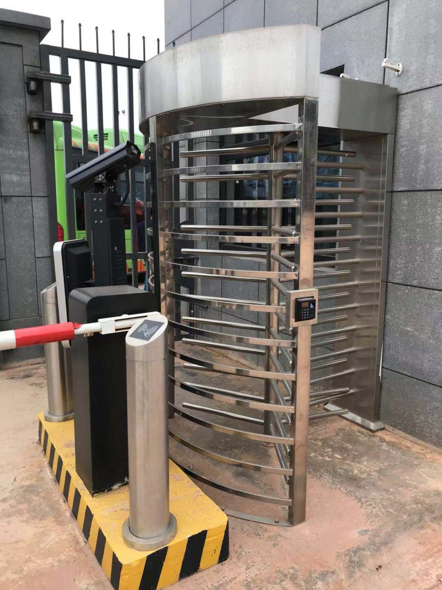 南南铝车牌识别 全高闸门禁系统