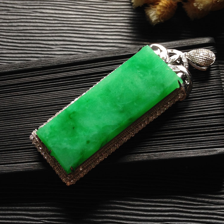 18k金镶嵌满绿色翡翠方牌吊坠